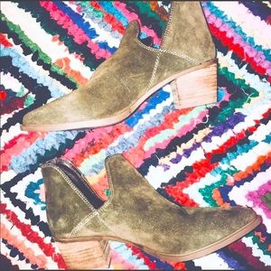 Steve Madden Hazel olive booties
